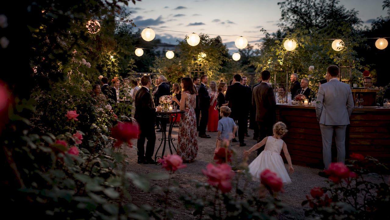 Benefits of outdoor weddings: why couples choose open-air ceremonies 2 Guests enjoying relaxed outdoor wedding atmosphere